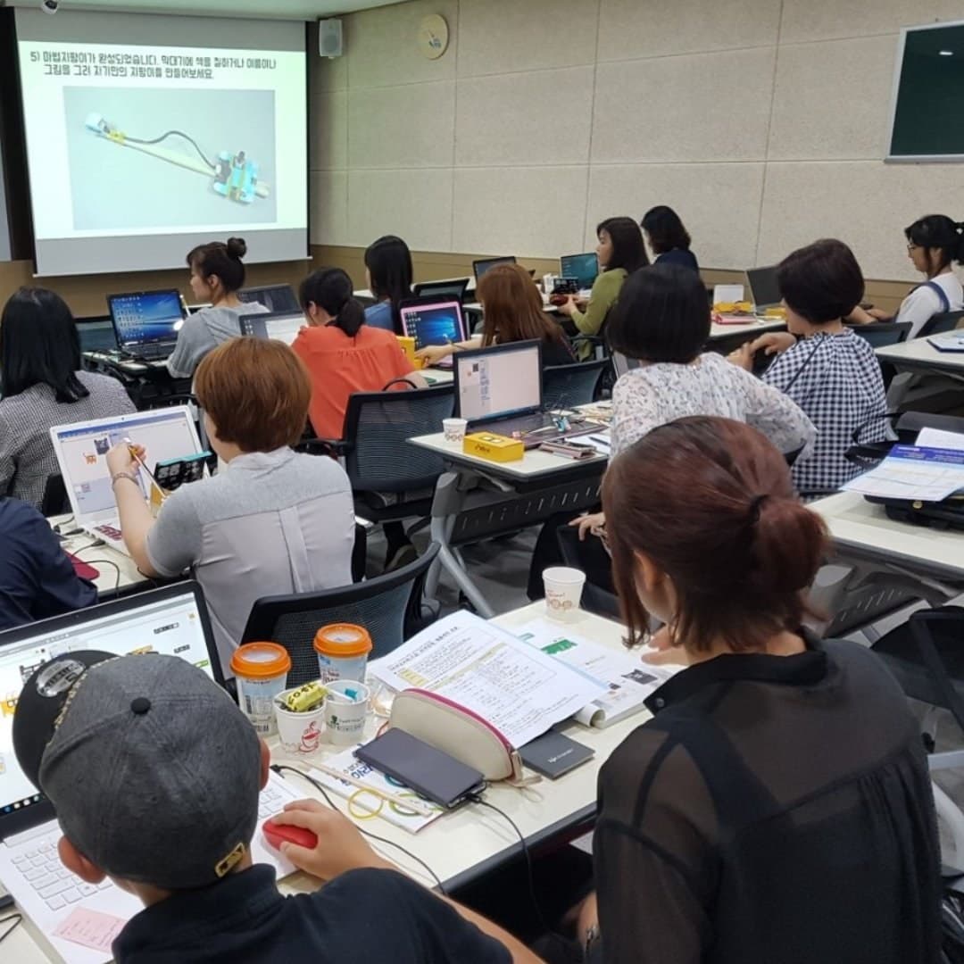 교원 대상 SW·AI 직무 연수. 교사들이 실습 키트로 코딩을 배우는 모습