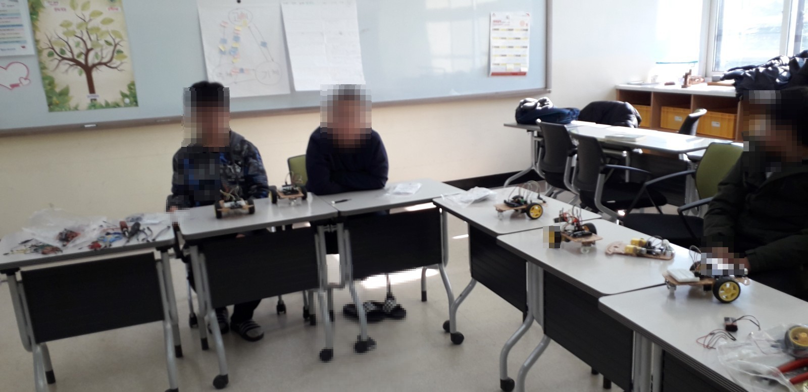 교실 책상에 장비를 펼친 체험 수업