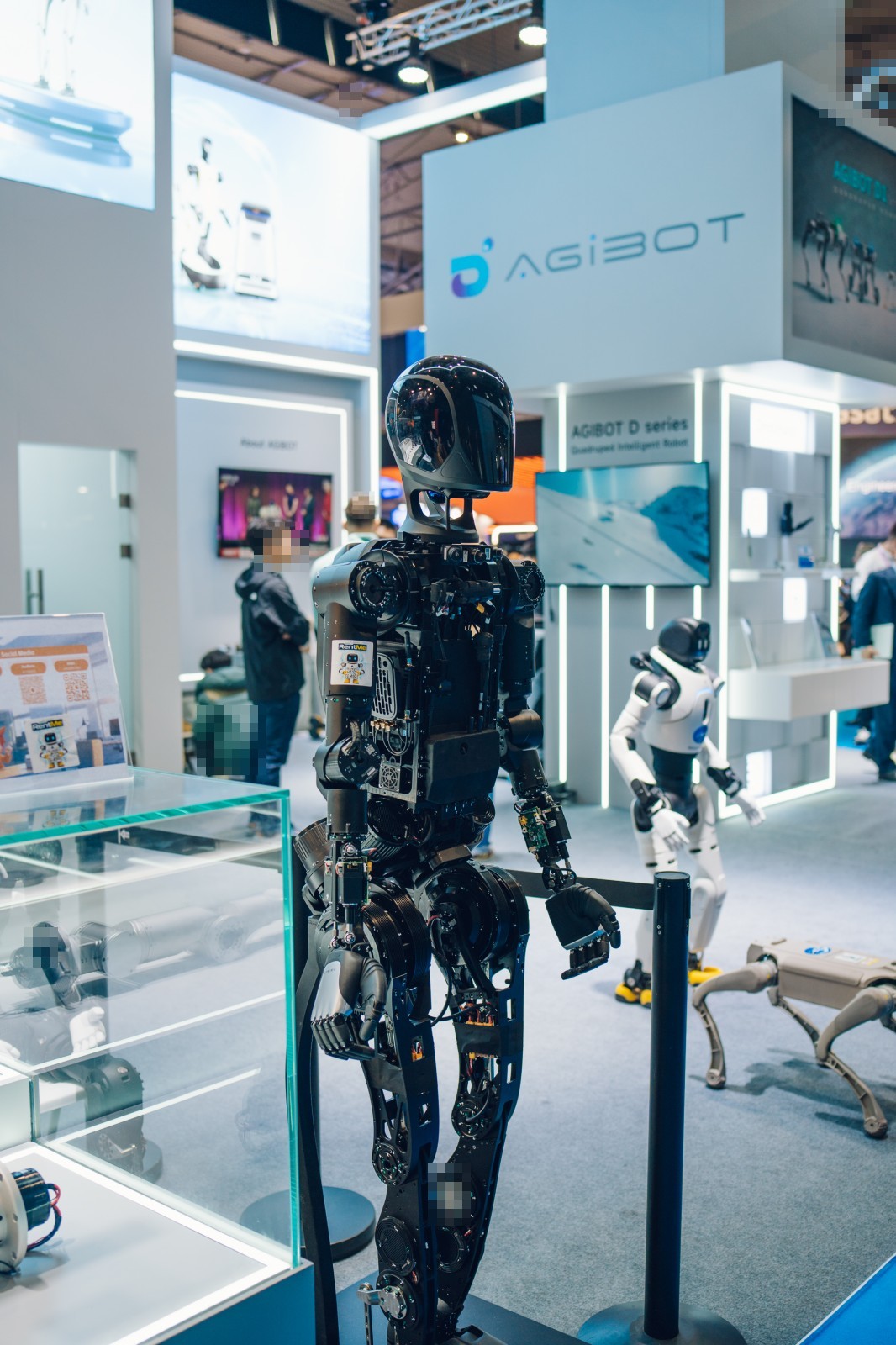 MWC 2026 전시 부스에 놓인 휴머노이드 로봇 정면