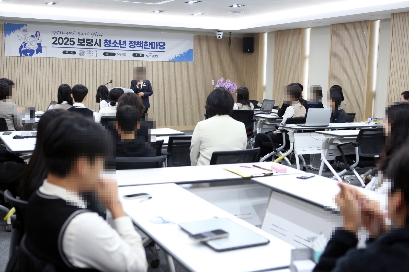 참여 학생들이 팀별 좌석에 앉아 회기 안내를 듣는 장면