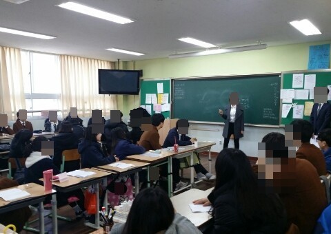 이력서 작성을 지도받는 2학년 학생