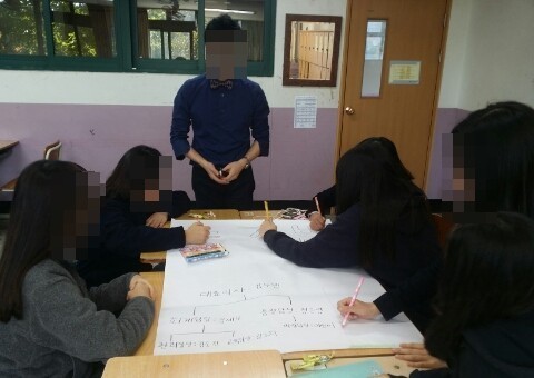 캠프 활동 자료를 작성하는 학생들