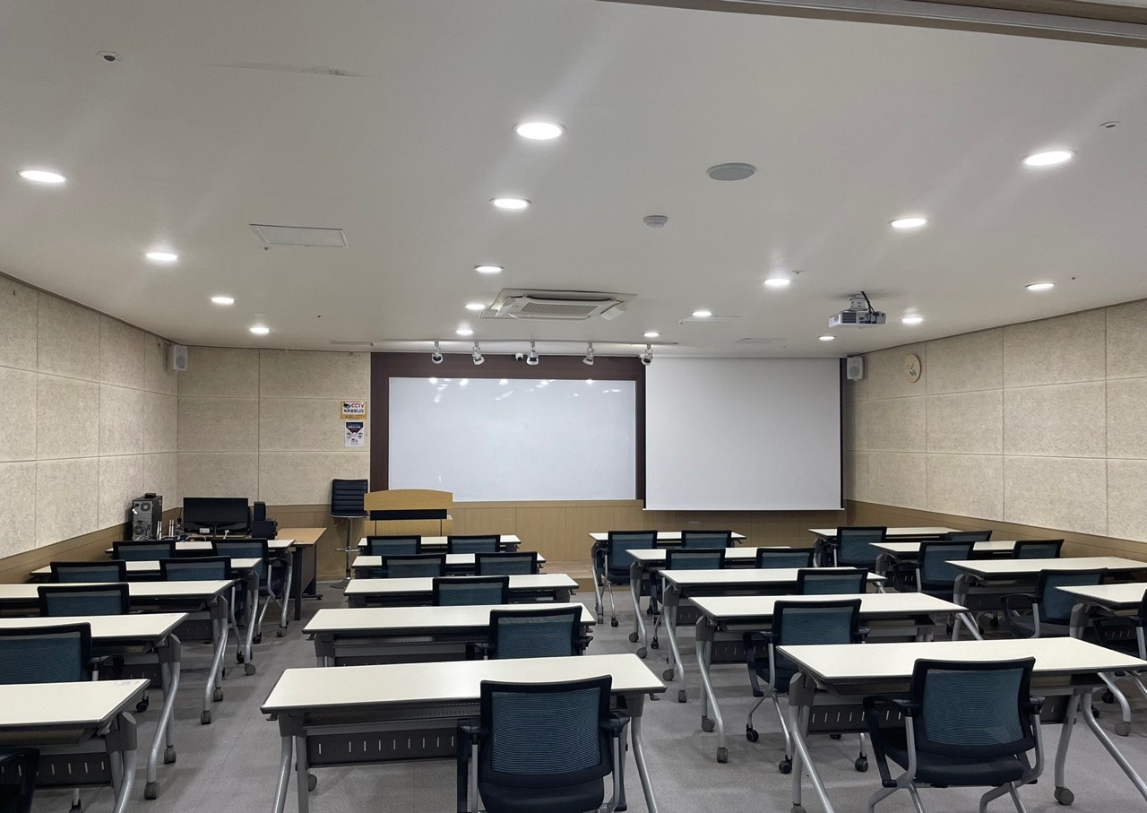 좌석이 배치된 대강의장 전경