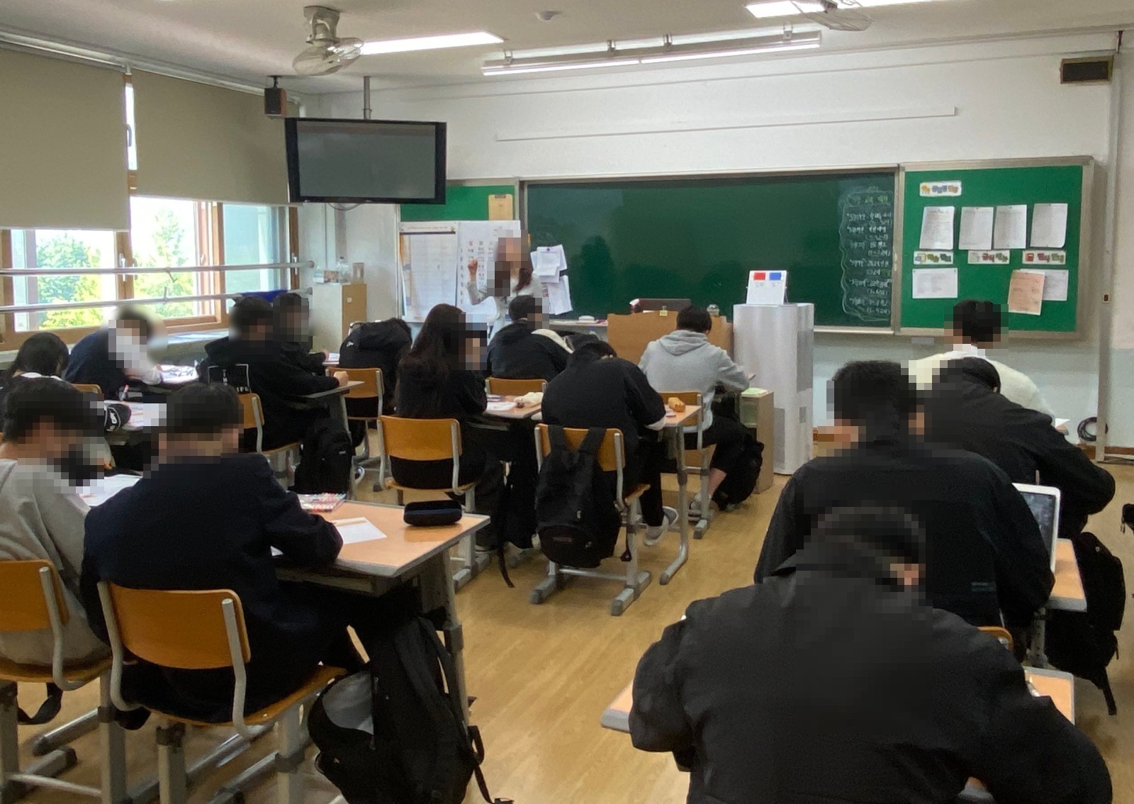 작성한 활동지를 확인하는 컨설턴트