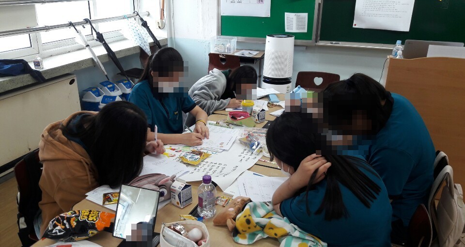 진로설계 활동지를 작성하는 학생