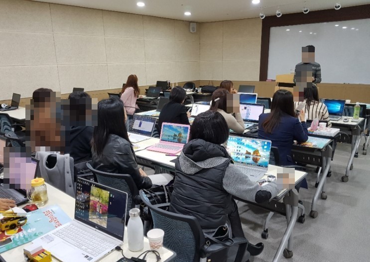 블록코딩 실습 화면을 보는 참여자