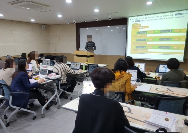 교구를 조립하는 참여자