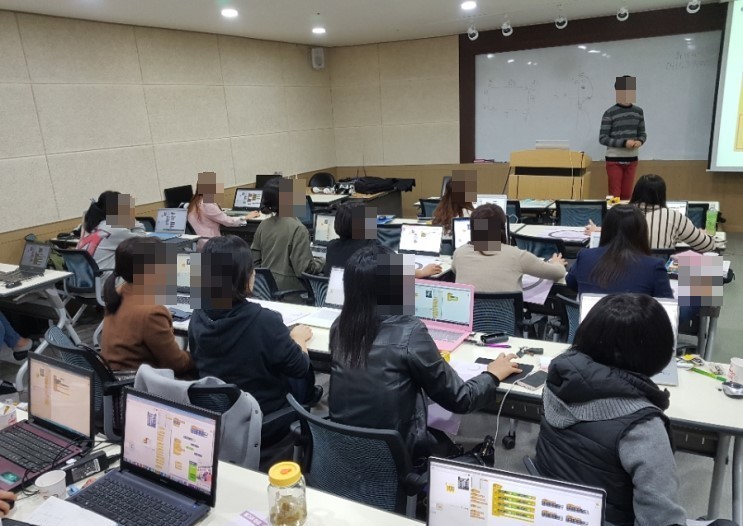 강사와 참여자가 함께 실습하는 장면