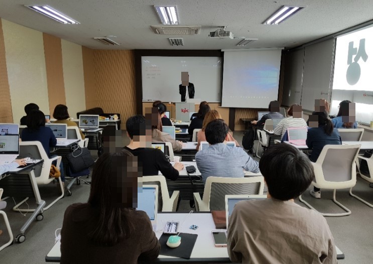실습 결과물을 확인하는 장면
