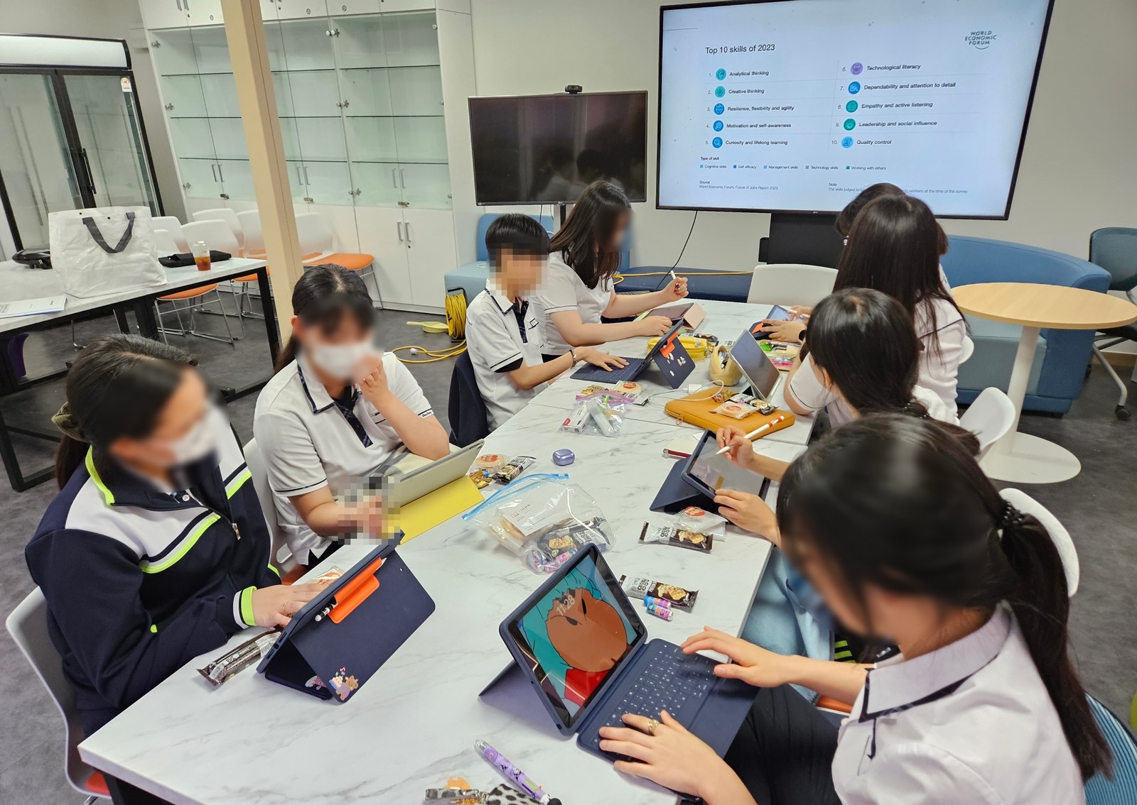 같은 수업을 교실 뒤편에서 본 장면