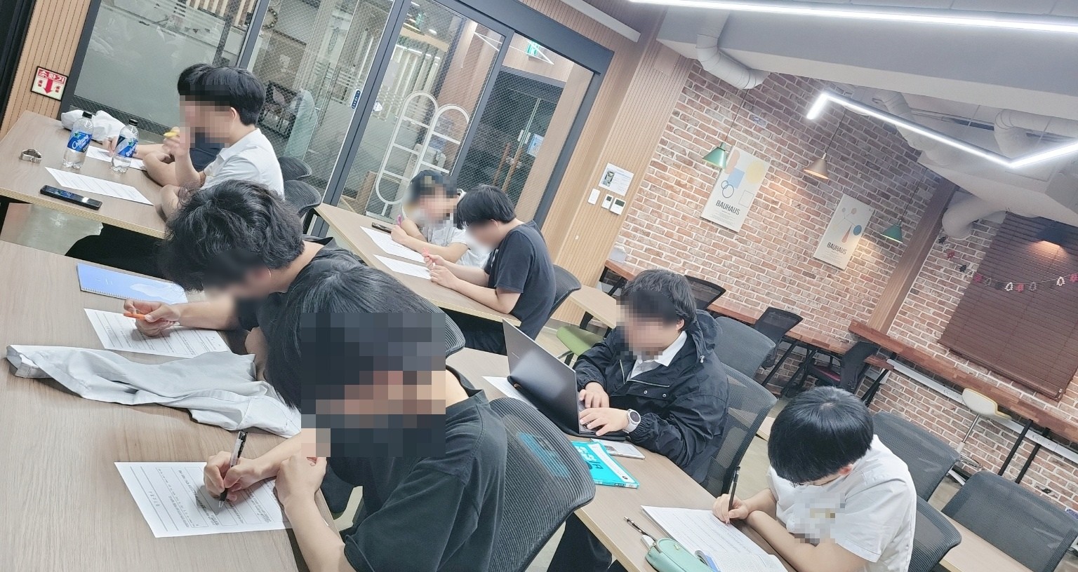 강의를 들으며 워크시트를 작성하는 학생들