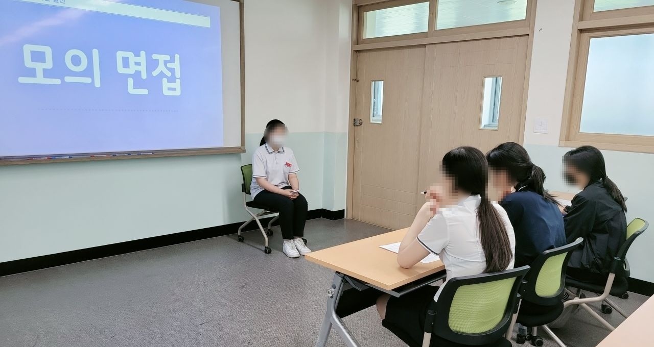 면접 자세를 갖추고 착석한 상태로 진행한 모의 면접