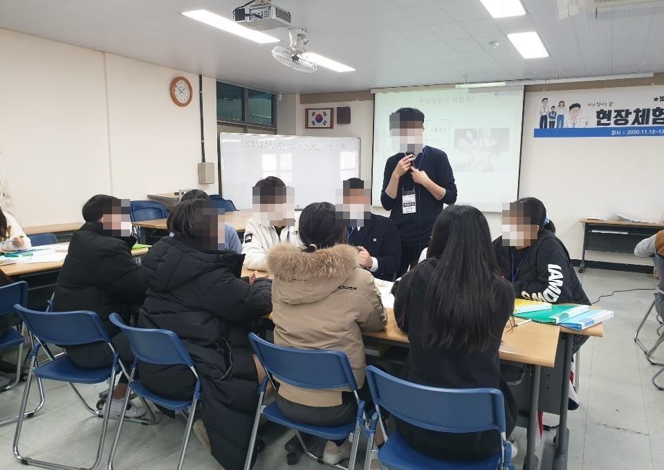 조별 프로젝트 활동 장면