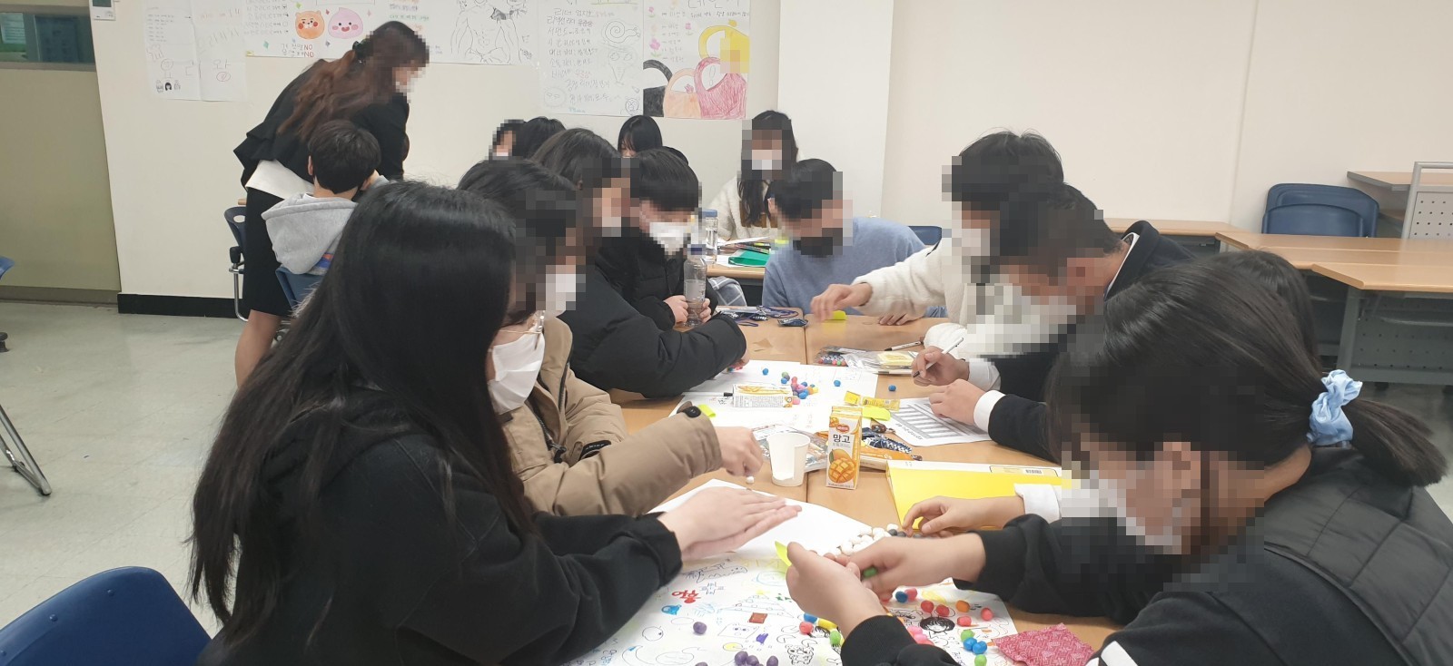 활동지를 작성하는 학생들
