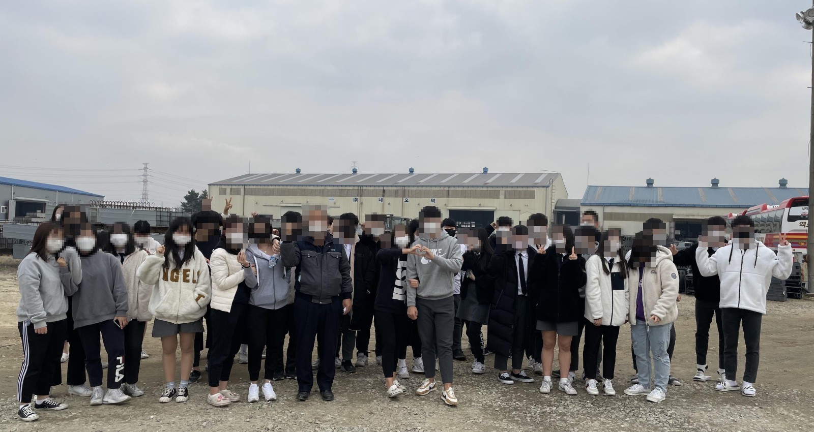 자기소개서를 검토하는 모습