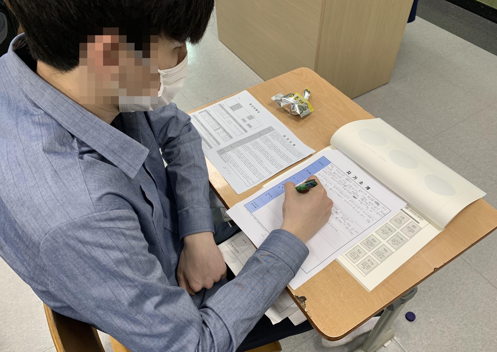 자기소개서를 작성하는 학생