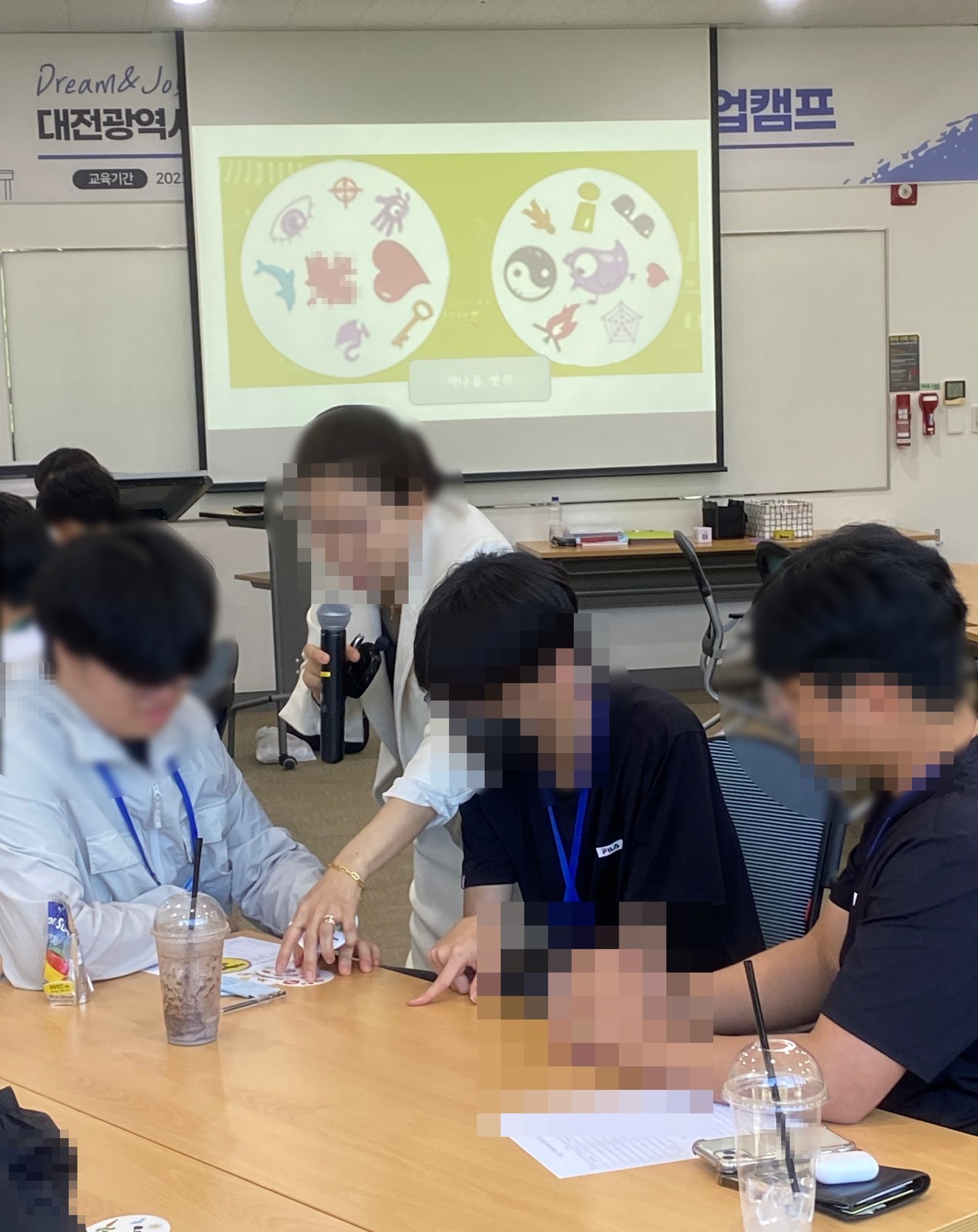 조별 활동을 지도하는 컨설턴트