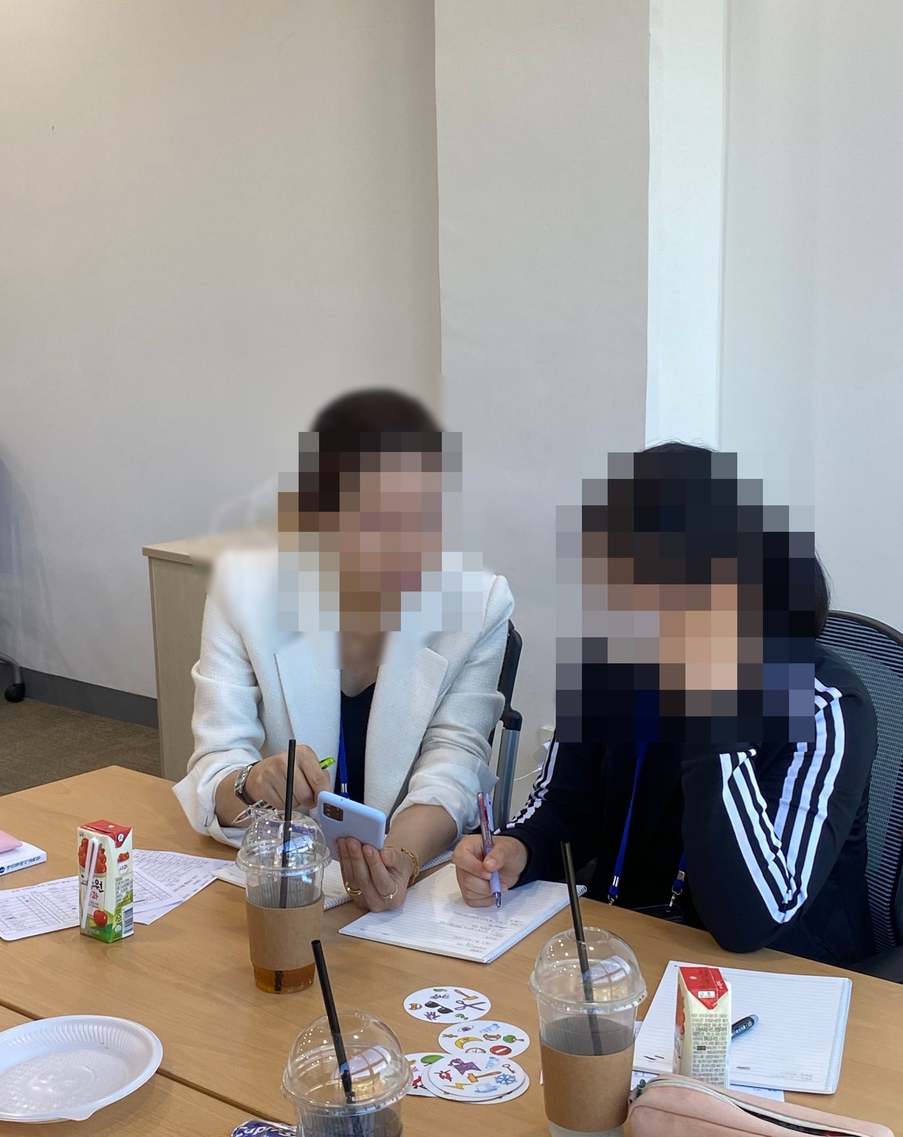 컨설턴트와 학생이 마주 앉아 진행한 1:1 코칭