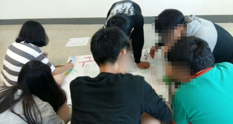 집중해서 과제를 수행하는 학생들