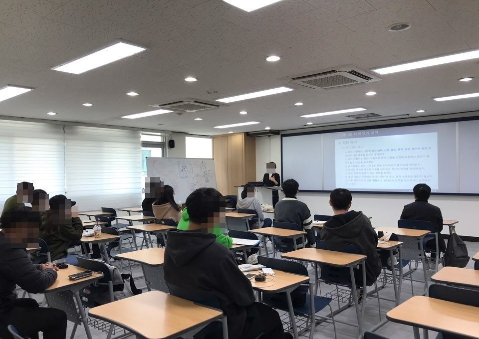 실전 모의고사를 치르는 학생들