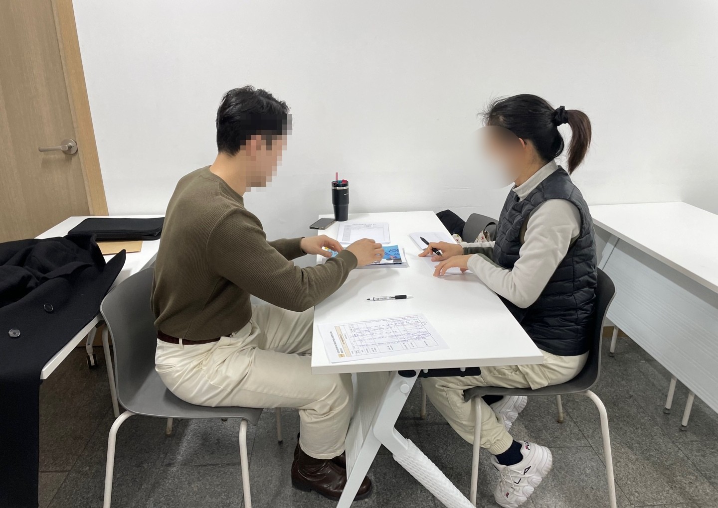 책상을 사이에 두고 진행한 서류 컨설팅