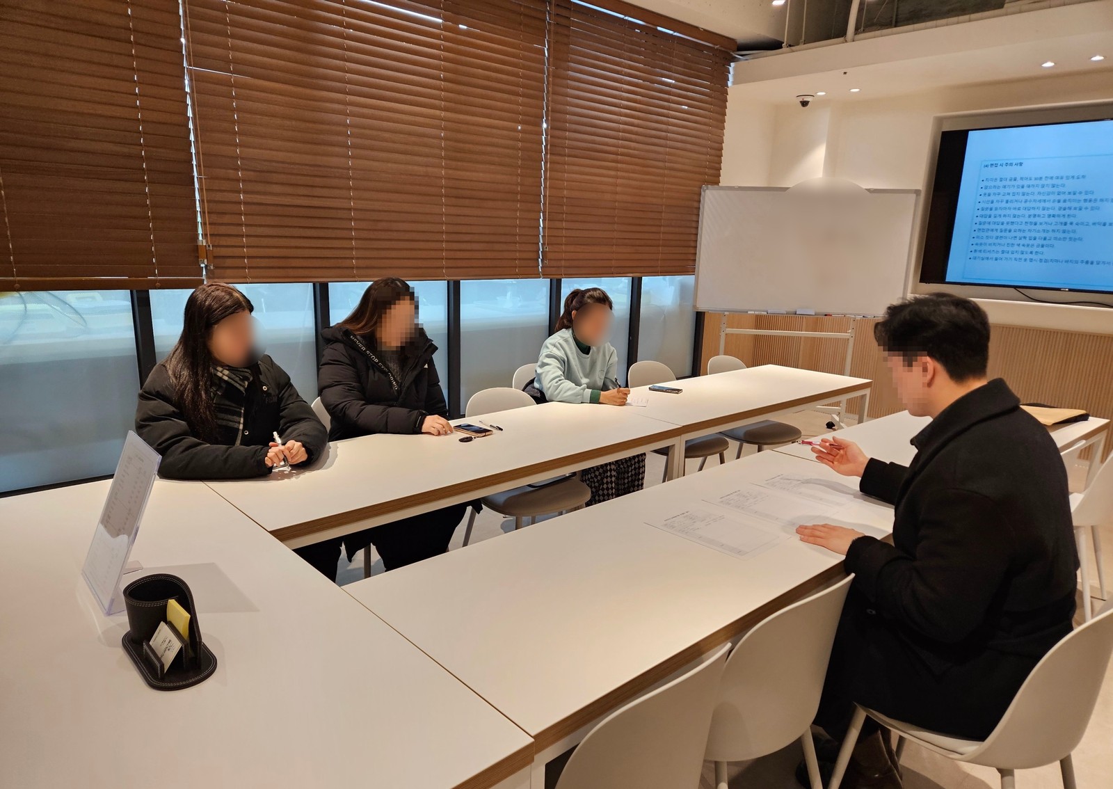 현장 특강을 진행하는 강사
