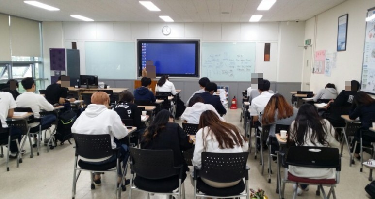발표 준비를 하는 참여자들