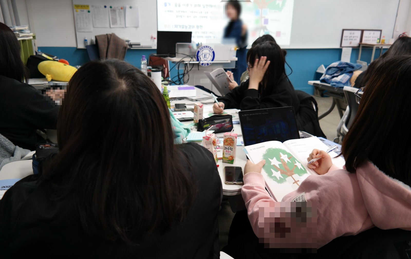 색깔 나무를 직접 채워 나가는 학생들