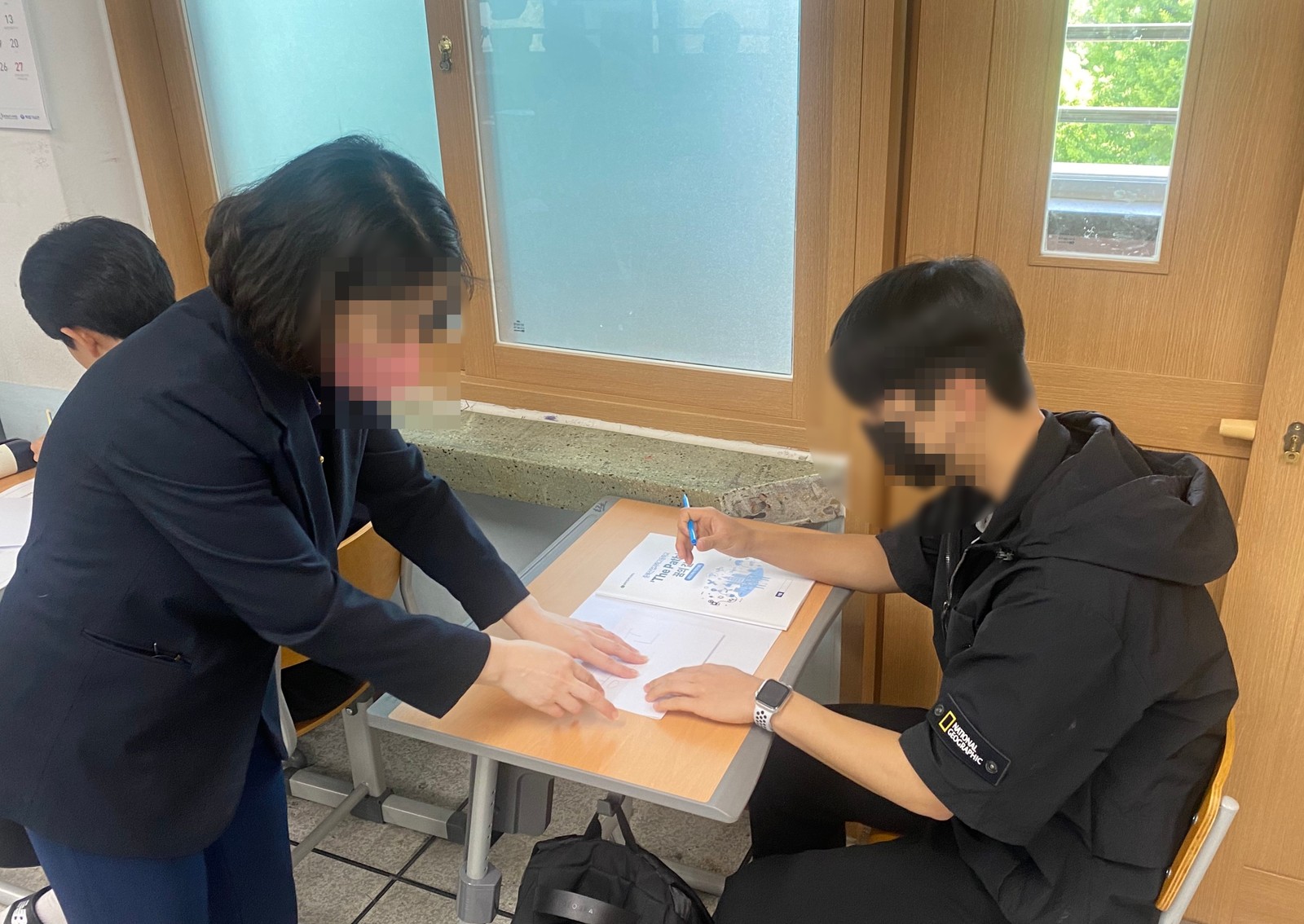 활동지 작성을 옆에서 지도하는 컨설턴트