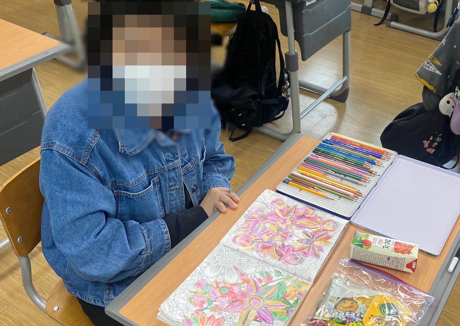 완성한 활동 결과물을 함께 살펴보는 장면