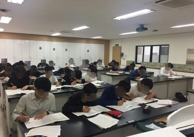 검사를 진행하는 강의실