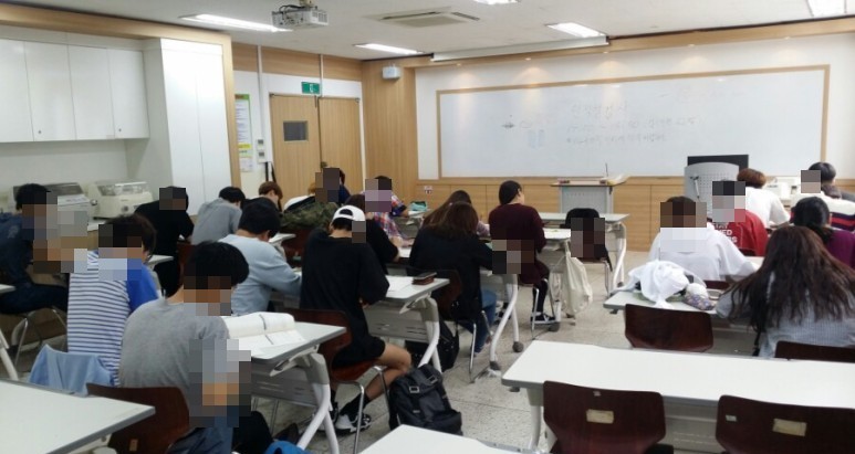 결과를 설명하는 상담사